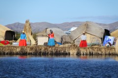Women of Uros welcoming us